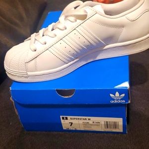 White Adidas Superstar shoes, SZ 7 men - 5.5 women